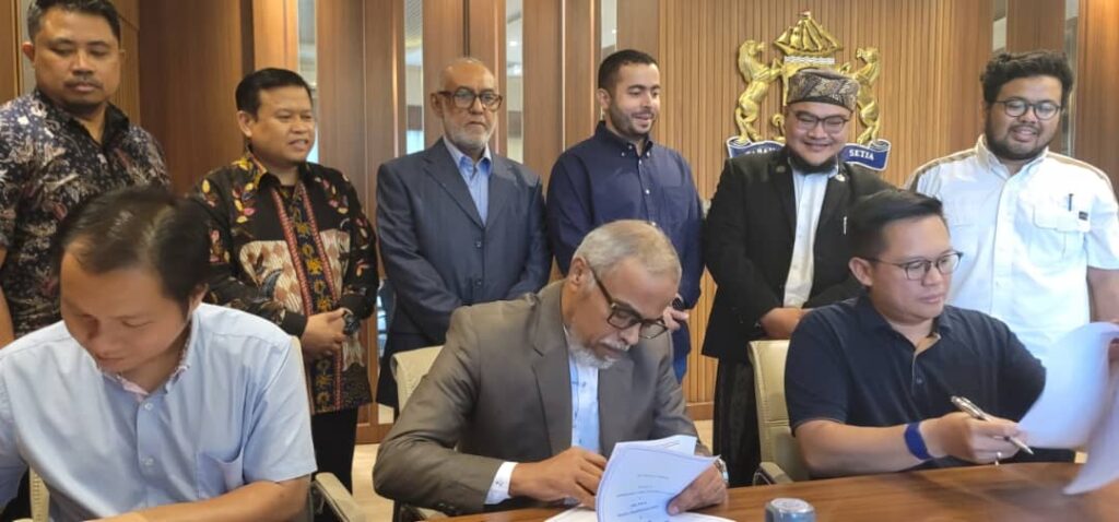 توقيع اتفاقية تعاون تعزيز للتبادل التجاري بين تجار وادي حضرموت وتجار إندونيسيا واتحاد رواد الأعمال الشاب توقيع اتفاقية تعاون تعزيز للتبادل التجاري بين تجار وادي حضرموت وتجار إندونيسيا واتحاد رواد الأعمال الشاب