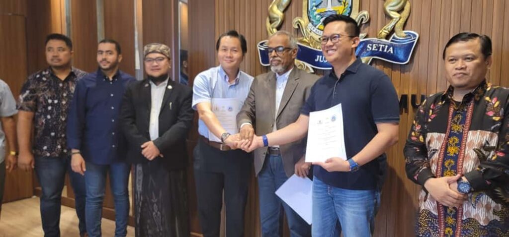 غرفة صناعة وتجارة حضرموت الوادي توقع مذكرة شراكة وتعاون مع الغرفة التجارية والصناعية واتحاد رواد الاعمال الشباب فرع سربايا بجمهورية اندونيسيا غرفة صناعة وتجارة حضرموت الوادي توقع مذكرة شراكة وتعاون مع الغرفة التجارية والصناعية واتحاد رواد الاعمال الشباب فرع سربايا بجمهورية اندونيسيا