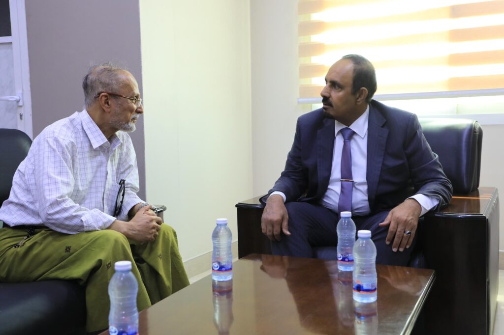 محافظ حضرموت يبحث مع رئيس الغرفة التجارية الأوضاع التموينية وسبل تعزيز الاستثمار للدفع بعجلة التنمية محافظ حضرموت يبحث مع رئيس الغرفة التجارية الأوضاع التموينية وسبل تعزيز الاستثمار للدفع بعجلة التنمية