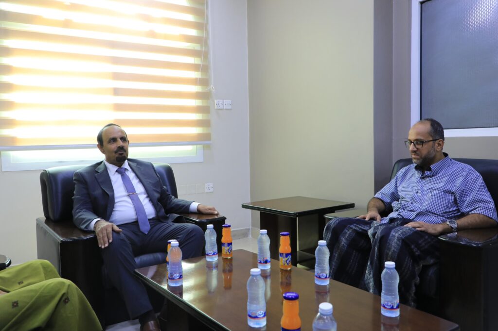 محافظ حضرموت يبحث مع رئيس الغرفة التجارية الأوضاع التموينية وسبل تعزيز الاستثمار للدفع بعجلة التنمية محافظ حضرموت يبحث مع رئيس الغرفة التجارية الأوضاع التموينية وسبل تعزيز الاستثمار للدفع بعجلة التنمية