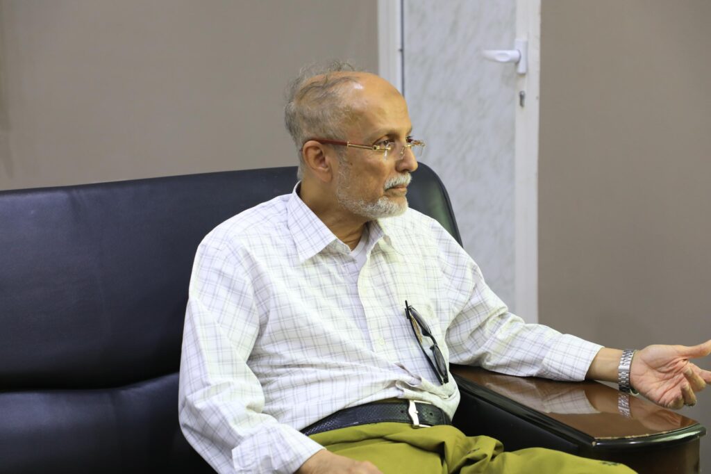 محافظ حضرموت يبحث مع رئيس الغرفة التجارية الأوضاع التموينية وسبل تعزيز الاستثمار للدفع بعجلة التنمية محافظ حضرموت يبحث مع رئيس الغرفة التجارية الأوضاع التموينية وسبل تعزيز الاستثمار للدفع بعجلة التنمية