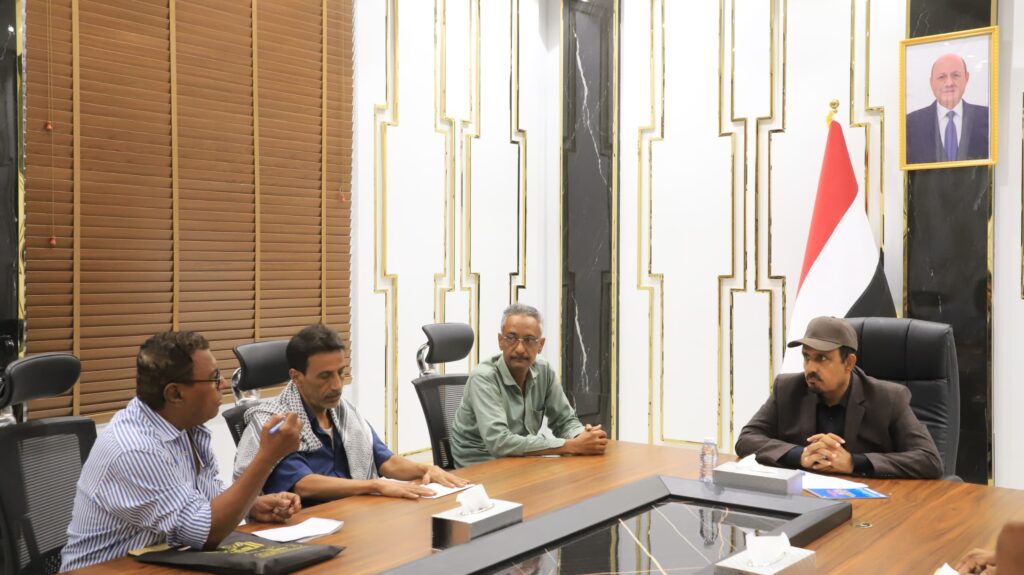 محافظ حضرموت يلتقي وفداً من أبناء مديرية غيل باوزير ويؤكد دعم المشاريع التنموية بالمديرية محافظ حضرموت يلتقي وفداً من أبناء مديرية غيل باوزير ويؤكد دعم المشاريع التنموية بالمديرية