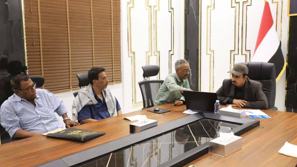 محافظ حضرموت يلتقي وفداً من أبناء مديرية غيل باوزير ويؤكد دعم المشاريع التنموية بالمديرية محافظ حضرموت يلتقي وفداً من أبناء مديرية غيل باوزير ويؤكد دعم المشاريع التنموية بالمديرية