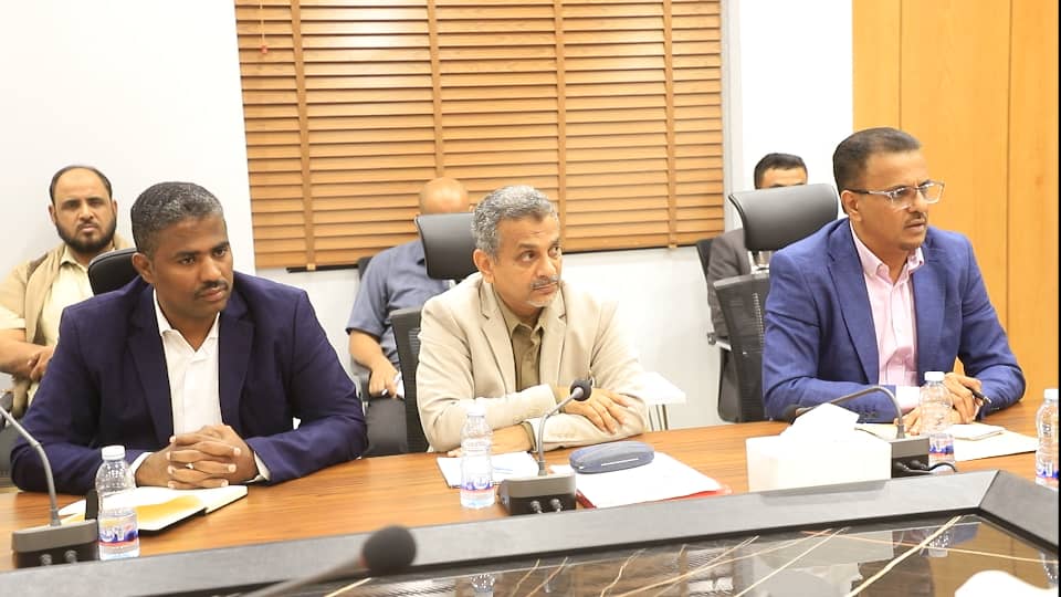 محافظ حضرموت يعقد لقاءً موسعاً بقيادات السلطة المحلية ومديري المديريات والأجهزة التنفيذية ويشدد على تلمس احتياجات المواطنين وتحسين الإيرادات وتعزيز هيبة الدولة محافظ حضرموت يعقد لقاءً موسعاً بقيادات السلطة المحلية ومديري المديريات والأجهزة التنفيذية ويشدد على تلمس احتياجات المواطنين وتحسين الإيرادات وتعزيز هيبة الدولة