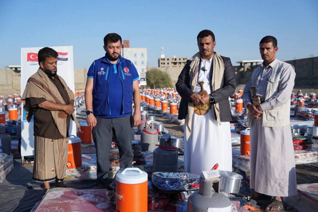 مؤسسة البادية توزع 250 حقيبة إيوائية للأسر النازحة في مأرب بدعم من وقف الديانة التركي مؤسسة البادية توزع 250 حقيبة إيوائية للأسر النازحة في مأرب بدعم من وقف الديانة التركي