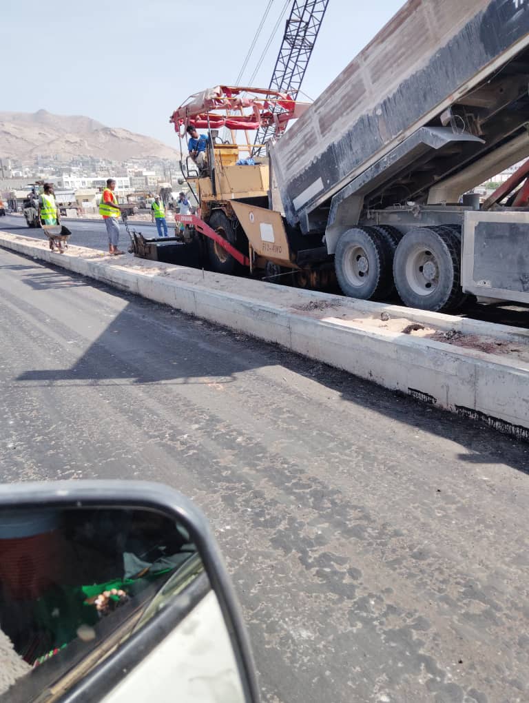بدء أعمال السفلتة والتشطيب النهائي لجسر المنورة المعلق بالمكلا تمهيدًا لافتتاحه "شاهد الصور" بدء أعمال السفلتة والتشطيب النهائي لجسر المنورة المعلق بالمكلا تمهيدًا لافتتاحه "شاهد الصور"