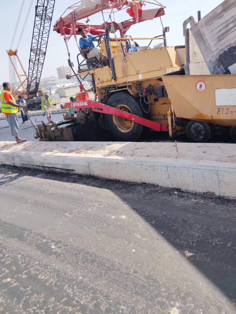 بدء أعمال السفلتة والتشطيب النهائي لجسر المنورة المعلق بالمكلا تمهيدًا لافتتاحه "شاهد الصور" بدء أعمال السفلتة والتشطيب النهائي لجسر المنورة المعلق بالمكلا تمهيدًا لافتتاحه "شاهد الصور"