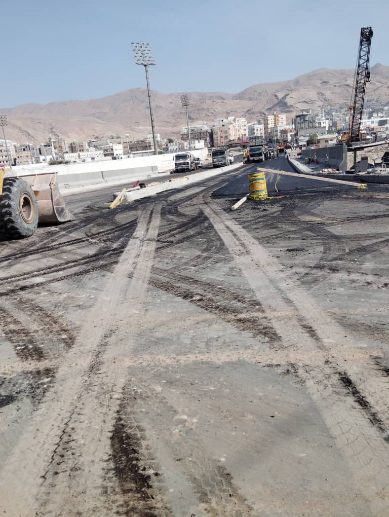 بدء أعمال السفلتة والتشطيب النهائي لجسر المنورة المعلق بالمكلا تمهيدًا لافتتاحه "شاهد الصور" بدء أعمال السفلتة والتشطيب النهائي لجسر المنورة المعلق بالمكلا تمهيدًا لافتتاحه "شاهد الصور"