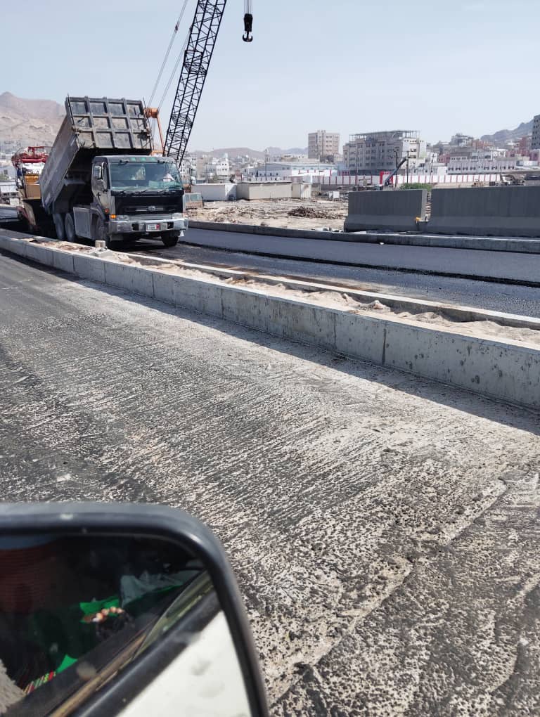 بدء أعمال السفلتة والتشطيب النهائي لجسر المنورة المعلق بالمكلا تمهيدًا لافتتاحه "شاهد الصور" بدء أعمال السفلتة والتشطيب النهائي لجسر المنورة المعلق بالمكلا تمهيدًا لافتتاحه "شاهد الصور"