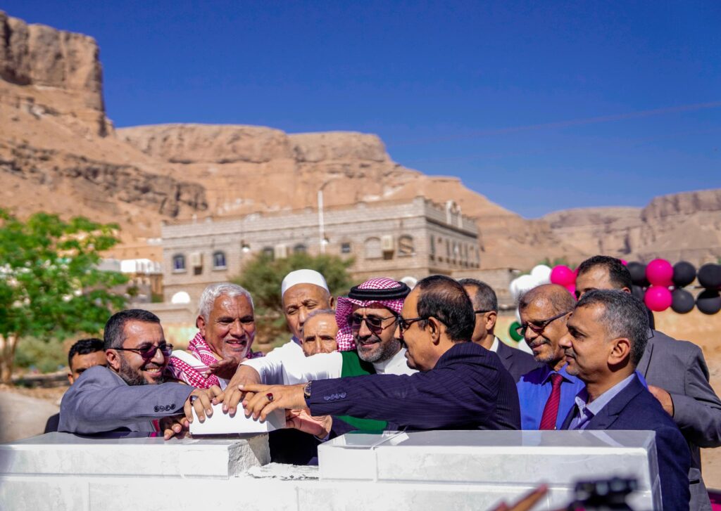 محافظ حضرموت يضع حجر الأساس لمركز البكرية الخيري للغسيل الكلوي بدوعن بتمويل من مركز الملك سلمان محافظ حضرموت يضع حجر الأساس لمركز البكرية الخيري للغسيل الكلوي بدوعن بتمويل من مركز الملك سلمان