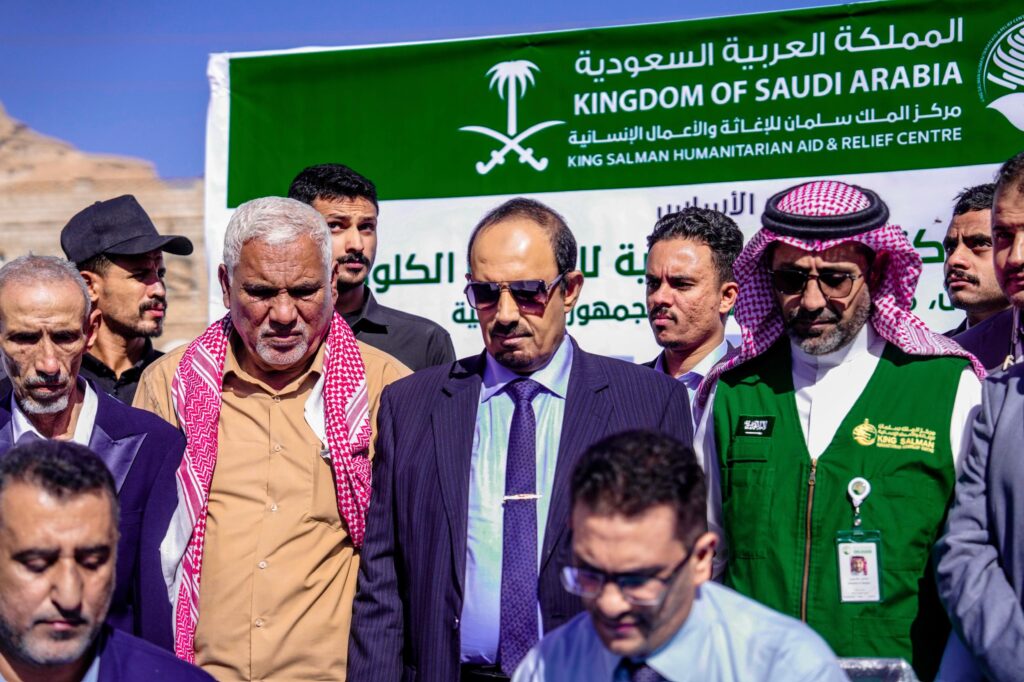 محافظ حضرموت يضع حجر الأساس لمركز البكرية الخيري للغسيل الكلوي بدوعن بتمويل من مركز الملك سلمان محافظ حضرموت يضع حجر الأساس لمركز البكرية الخيري للغسيل الكلوي بدوعن بتمويل من مركز الملك سلمان