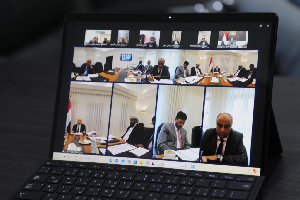 محافظ حضرموت شارك في اجتماع مجلس القيادة الرئاسي عبر تقنية الزوم من مديرية دوعن.. محافظ حضرموت شارك في اجتماع مجلس القيادة الرئاسي عبر تقنية الزوم من مديرية دوعن..