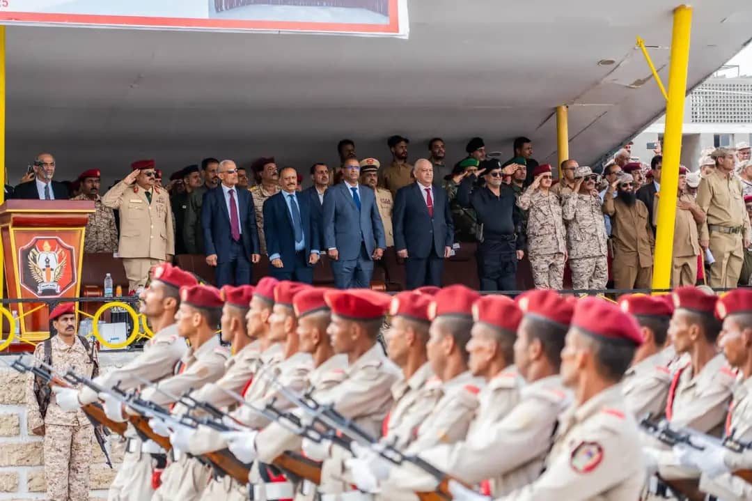 وزير الدفاع يشهد حفل تخرج الدفعة ٥٢ كلية حربية في العاصمة عدن - وزير الدفاع يشهد حفل تخرج الدفعة ٥٢ كلية حربية في العاصمة عدن -