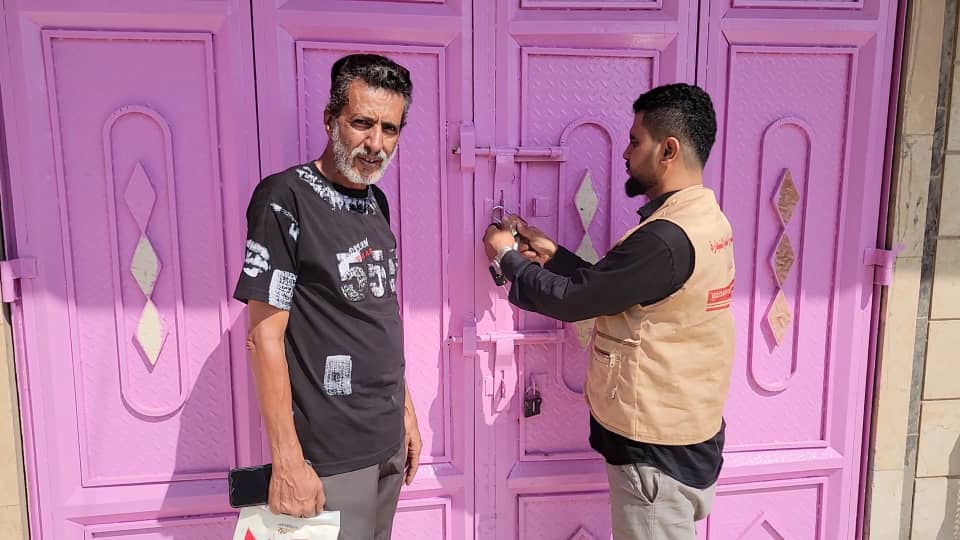 مكتب صناعة المنصورة بعدن يواصل حملته الرقابية لضبط الأسعار ويغلق عدد من المحلات المخالفة مكتب صناعة المنصورة بعدن يواصل حملته الرقابية لضبط الأسعار ويغلق عدد من المحلات المخالفة