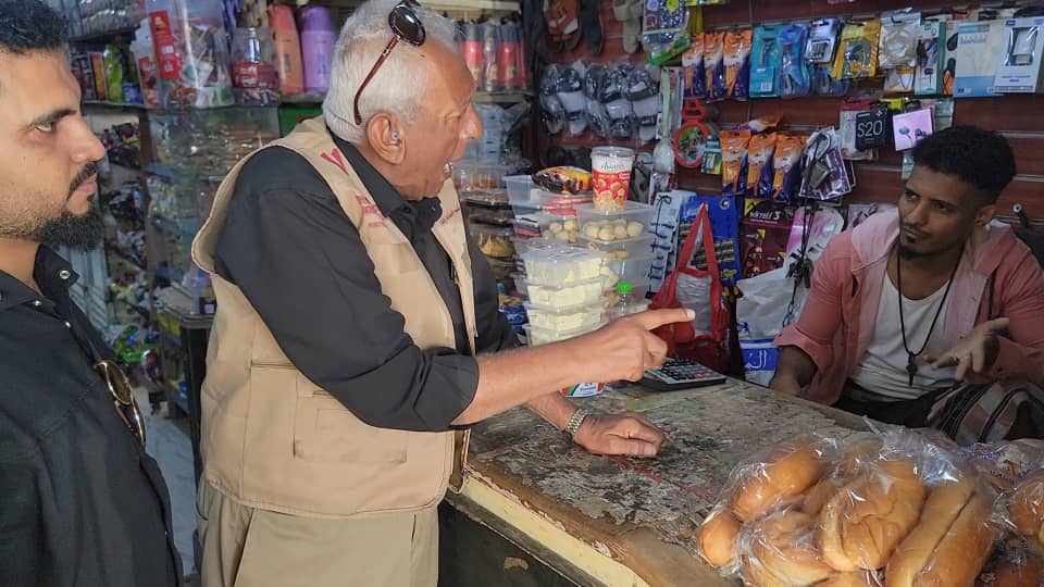 مكتب صناعة المنصورة بعدن يواصل حملته الرقابية لضبط الأسعار ويغلق عدد من المحلات المخالفة مكتب صناعة المنصورة بعدن يواصل حملته الرقابية لضبط الأسعار ويغلق عدد من المحلات المخالفة