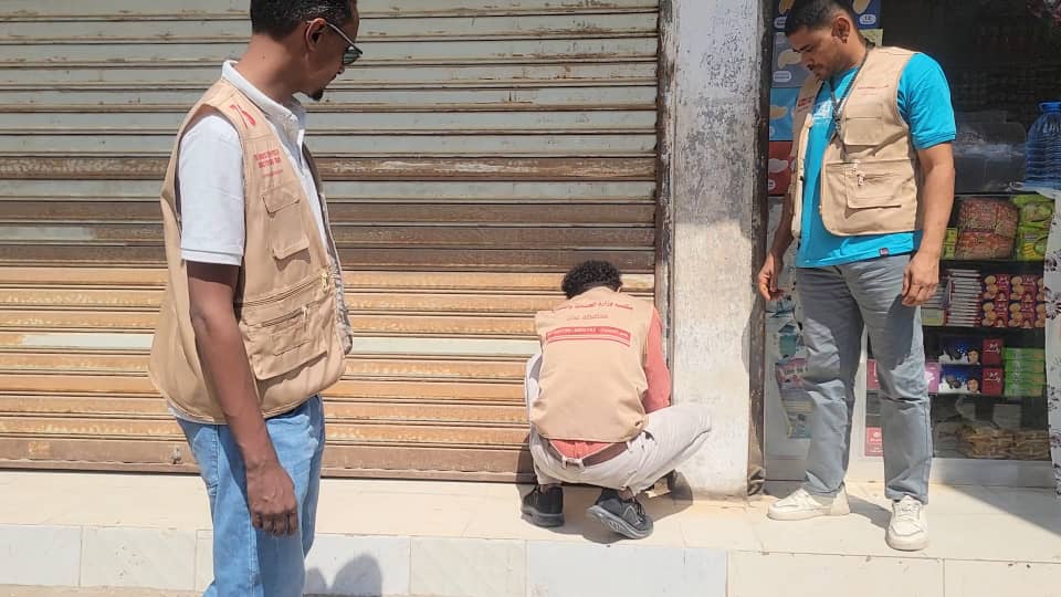 مكتب صناعة المنصورة بعدن يواصل حملته الرقابية لضبط الأسعار ويغلق عدد من المحلات المخالفة مكتب صناعة المنصورة بعدن يواصل حملته الرقابية لضبط الأسعار ويغلق عدد من المحلات المخالفة