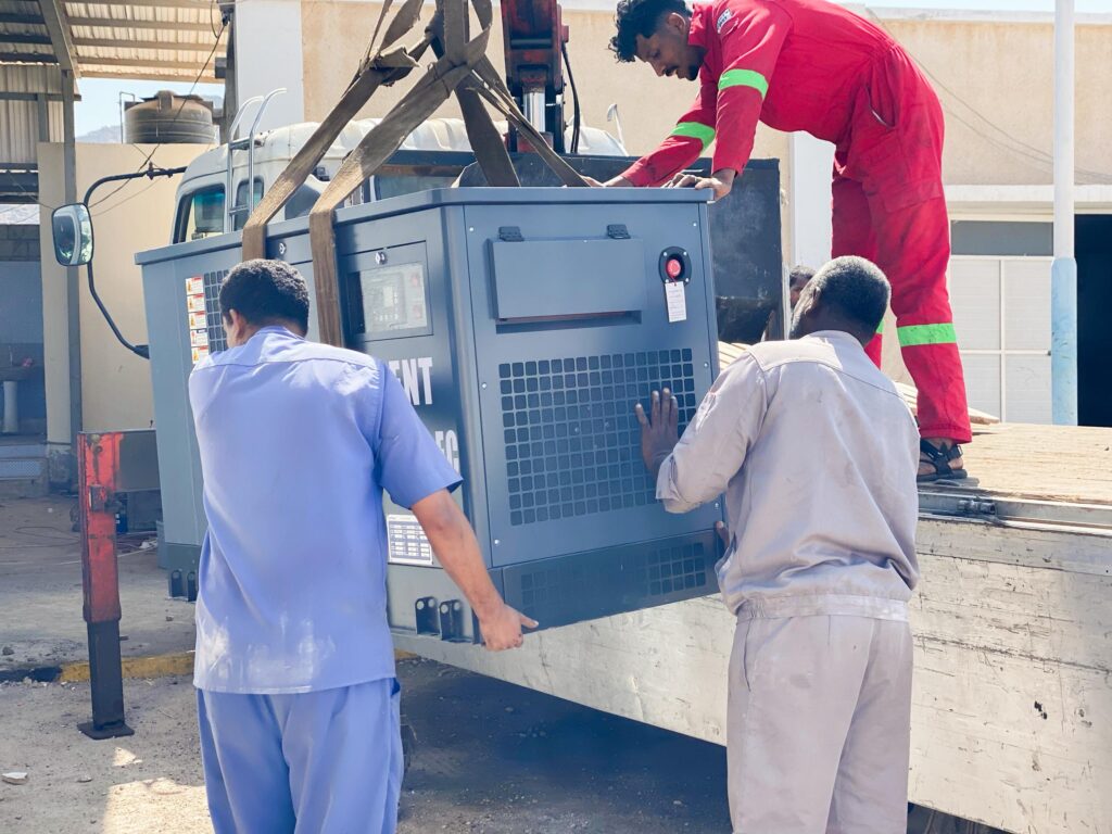 بمتابعة وزير النفط والمعادن الدكتور سعيد الشماسي وبتوجيهات المدير العام التنفيذي المهندس محسن بن حمد وهيط: وصول مولدات الغاز إلى منشأة غاز بروم بمتابعة وزير النفط والمعادن الدكتور سعيد الشماسي وبتوجيهات المدير العام التنفيذي المهندس محسن بن حمد وهيط: وصول مولدات الغاز إلى منشأة غاز بروم