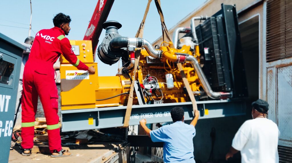 بمتابعة وزير النفط والمعادن الدكتور سعيد الشماسي وبتوجيهات المدير العام التنفيذي المهندس محسن بن حمد وهيط: وصول مولدات الغاز إلى منشأة غاز بروم بمتابعة وزير النفط والمعادن الدكتور سعيد الشماسي وبتوجيهات المدير العام التنفيذي المهندس محسن بن حمد وهيط: وصول مولدات الغاز إلى منشأة غاز بروم