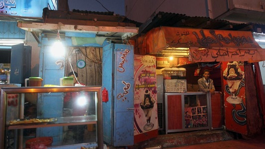 جراء انهيار الكهرباء بعدن .. الكشافات والشموع تضيء الليالي وسط عجز حكومي متفاقم وغلاء البدائل - جراء انهيار الكهرباء بعدن .. الكشافات والشموع تضيء الليالي وسط عجز حكومي متفاقم وغلاء البدائل -