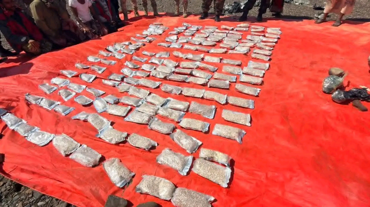 الحملة الأمنية لقوات العمالقة تضبط قارباً يحمل 600 ألف قرص كبتاجون في عملية بحرية نوعية - الحملة الأمنية لقوات العمالقة تضبط قارباً يحمل 600 ألف قرص كبتاجون في عملية بحرية نوعية -