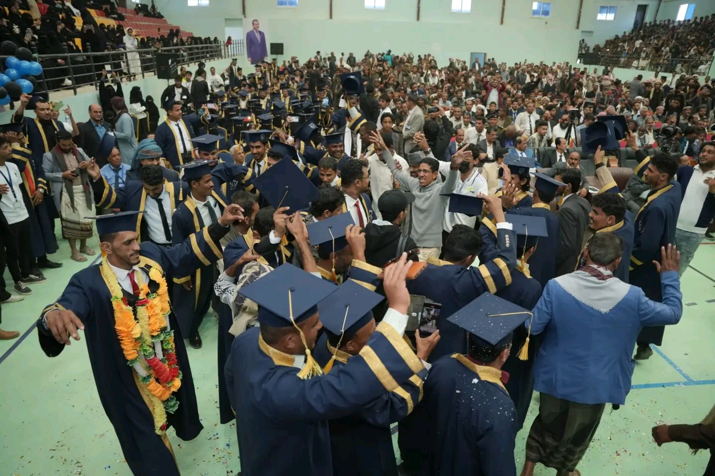 برعاية الرئيس الزُبيدي.. شبوة تحتفي بتخرج الدفعة الاولى من جامعة شبوة - برعاية الرئيس الزُبيدي.. شبوة تحتفي بتخرج الدفعة الاولى من جامعة شبوة -