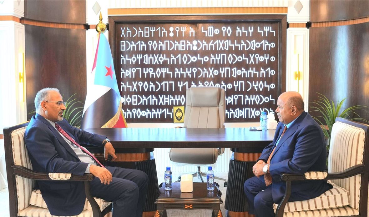 الرئيس الزُبيدي يلتقي محافظ حضرموت الجديد سالم الخنبشي الرئيس الزُبيدي يلتقي محافظ حضرموت الجديد سالم الخنبشي