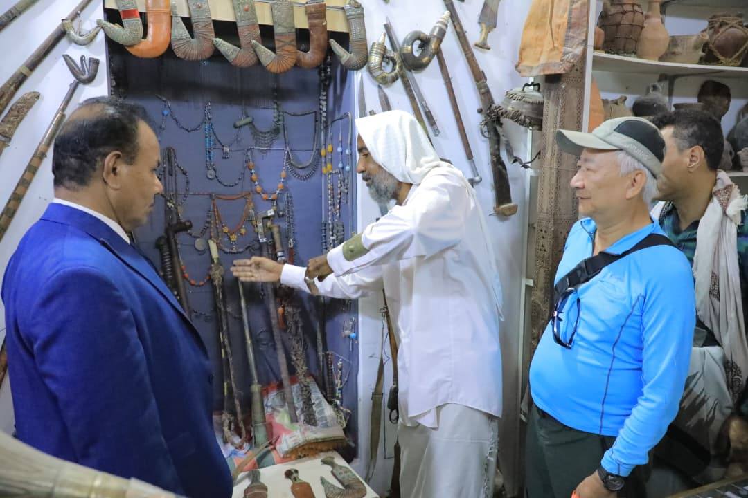 الوكيل العامري يلتقي بوفد من السيّاح من دولتي الصين واليابان ويؤكد أن وادي حضرموت متحف مفتوح للتاريخ والحضارة الوكيل العامري يلتقي بوفد من السيّاح من دولتي الصين واليابان ويؤكد أن وادي حضرموت متحف مفتوح للتاريخ والحضارة