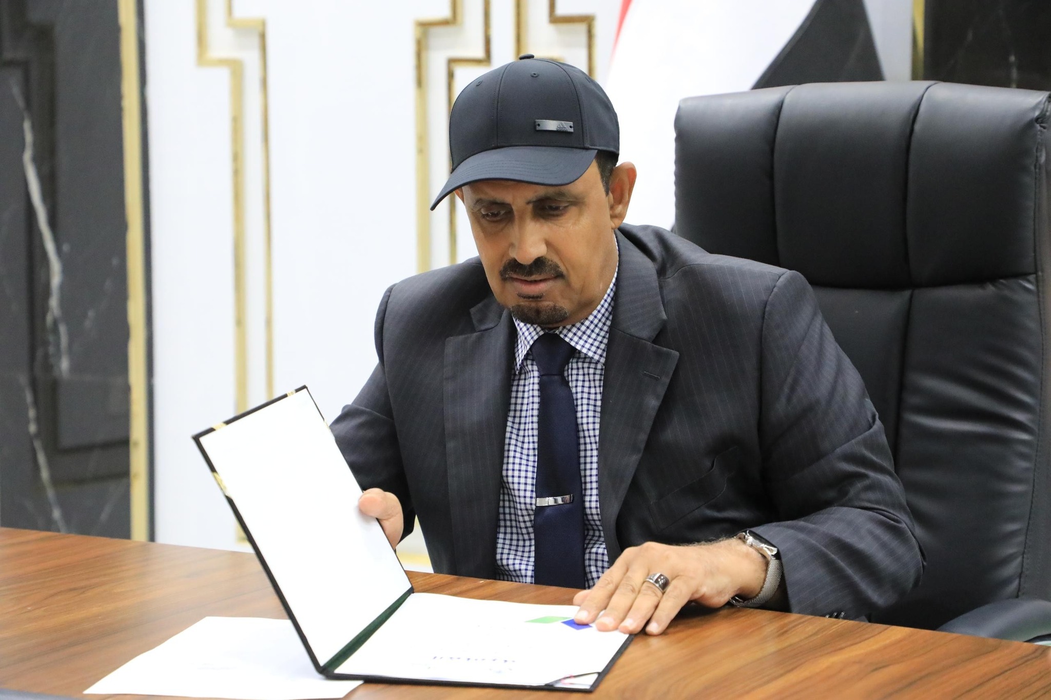 محافظ حضرموت يرعى توقيع اتفاقية لتوريد وتركيب منظومة طاقة شمسية متكاملة للصالة المركزية بجامعة حضرموت محافظ حضرموت يرعى توقيع اتفاقية لتوريد وتركيب منظومة طاقة شمسية متكاملة للصالة المركزية بجامعة حضرموت