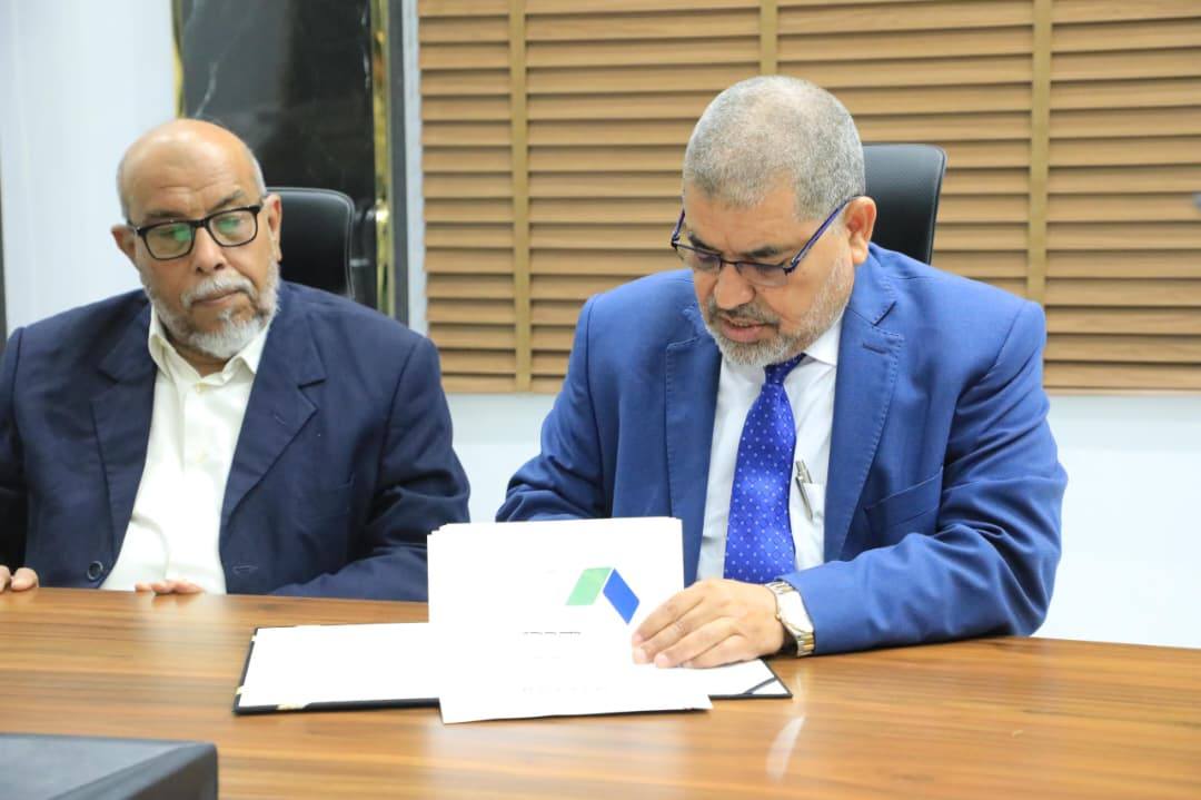 محافظ حضرموت يرعى توقيع اتفاقية لتوريد وتركيب منظومة طاقة شمسية متكاملة للصالة المركزية بجامعة حضرموت محافظ حضرموت يرعى توقيع اتفاقية لتوريد وتركيب منظومة طاقة شمسية متكاملة للصالة المركزية بجامعة حضرموت