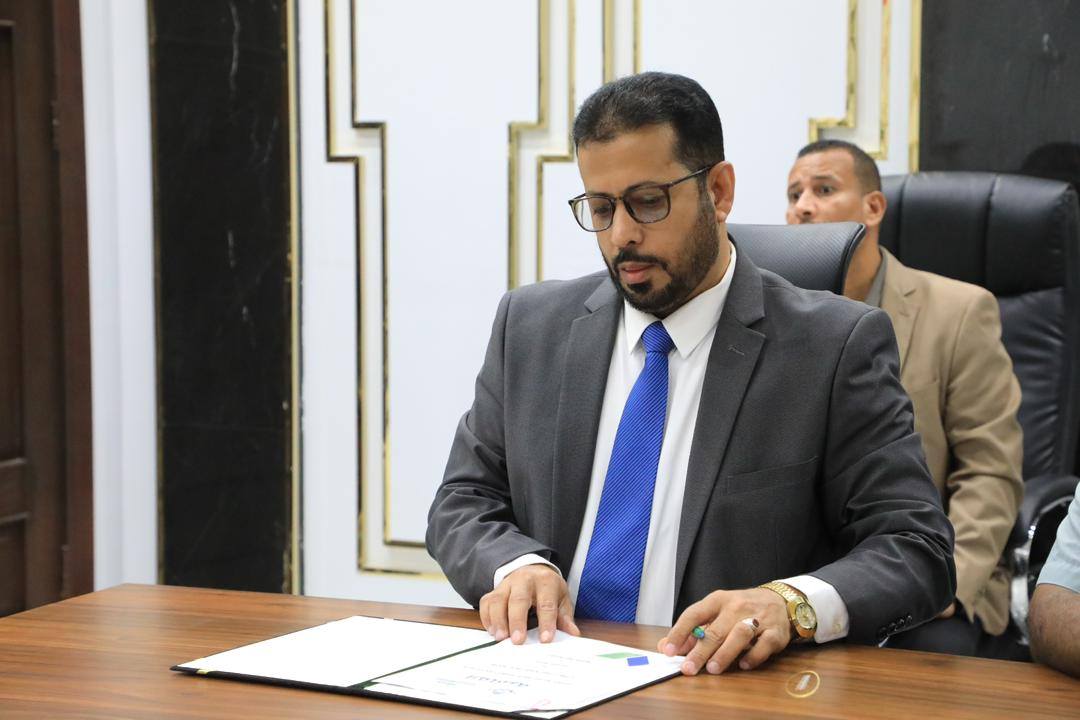 محافظ حضرموت يرعى توقيع اتفاقية لتوريد وتركيب منظومة طاقة شمسية متكاملة للصالة المركزية بجامعة حضرموت محافظ حضرموت يرعى توقيع اتفاقية لتوريد وتركيب منظومة طاقة شمسية متكاملة للصالة المركزية بجامعة حضرموت