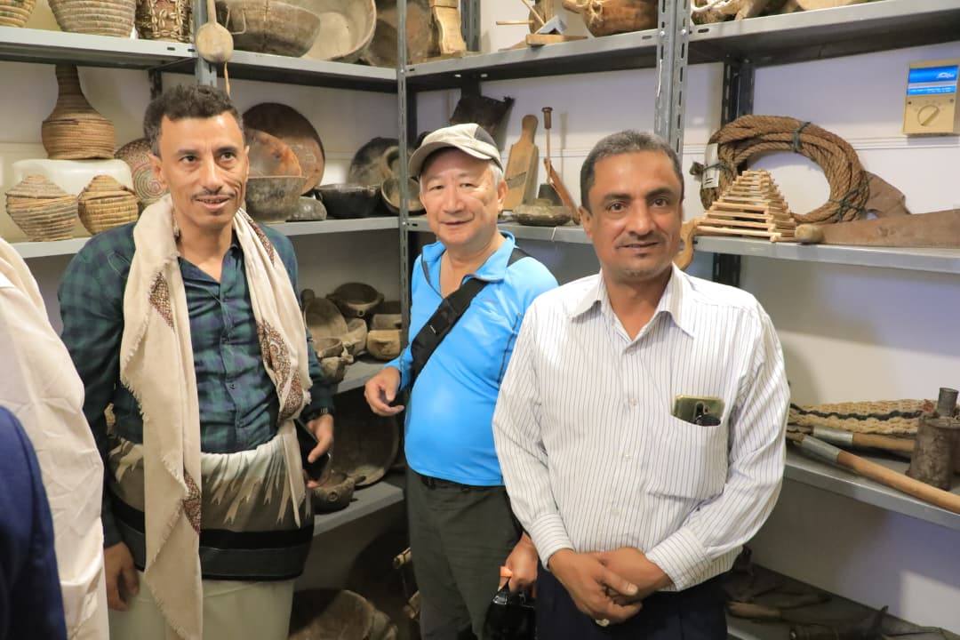 الوكيل العامري يلتقي بوفد من السيّاح من دولتي الصين واليابان ويؤكد أن وادي حضرموت متحف مفتوح للتاريخ والحضارة الوكيل العامري يلتقي بوفد من السيّاح من دولتي الصين واليابان ويؤكد أن وادي حضرموت متحف مفتوح للتاريخ والحضارة