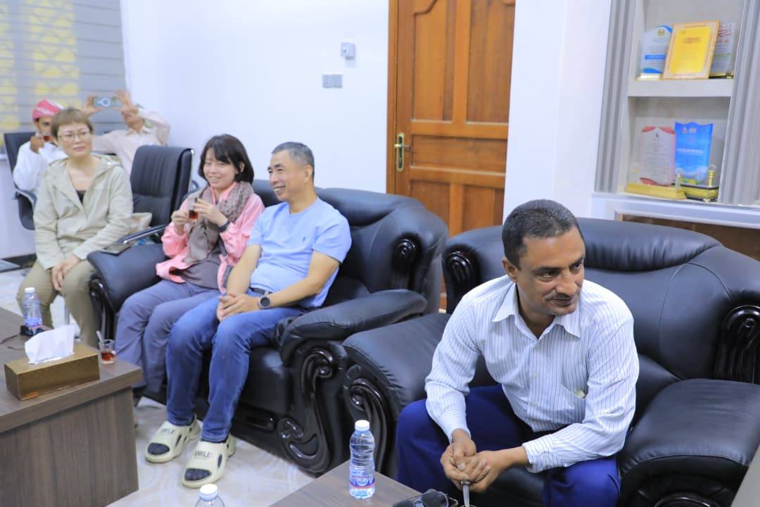الوكيل العامري يلتقي بوفد من السيّاح من دولتي الصين واليابان ويؤكد أن وادي حضرموت متحف مفتوح للتاريخ والحضارة الوكيل العامري يلتقي بوفد من السيّاح من دولتي الصين واليابان ويؤكد أن وادي حضرموت متحف مفتوح للتاريخ والحضارة