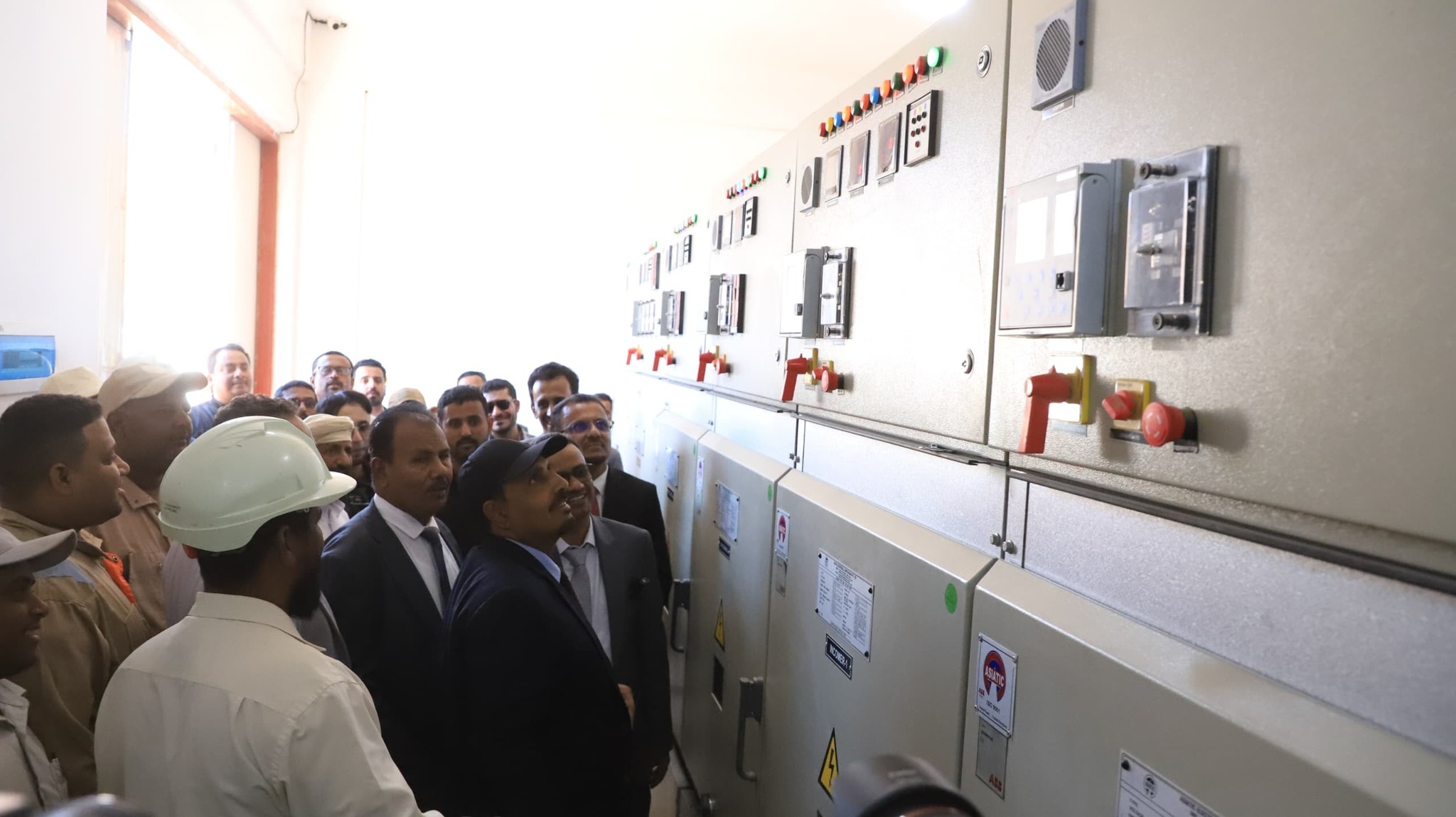 محافظ حضرموت يزيح الستار ويدشن عددًا من مشاريع النقل والتوزيع والتوليد لتعزيز كهرباء وادي وصحراء المحافظة بأكثر من 13مليون دولار بتمويل من السلطة المحلية بالمحافظة محافظ حضرموت يزيح الستار ويدشن عددًا من مشاريع النقل والتوزيع والتوليد لتعزيز كهرباء وادي وصحراء المحافظة بأكثر من 13مليون دولار بتمويل من السلطة المحلية بالمحافظة