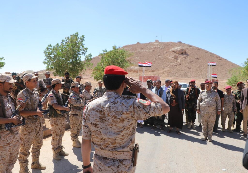 محافظ حضرموت يشهد عرضاً عسكرياً رمزياً للواء 23 "ميكا" خلال جولة تفقدية بمعسكر الجلاء محافظ حضرموت يشهد عرضاً عسكرياً رمزياً للواء 23 "ميكا" خلال جولة تفقدية بمعسكر الجلاء