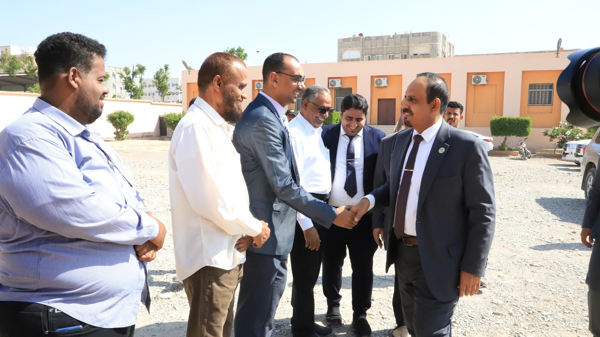 محافظ حضرموت يدشّن منظومة الطاقة الشمسية لثلاث مدارس محورية بالمكلا بقدرة 100 كيلوواط لخدمة أكثر من 2200 طالب وتربوي بكلفة تزيد عن 100 ألف دولار محافظ حضرموت يدشّن منظومة الطاقة الشمسية لثلاث مدارس محورية بالمكلا بقدرة 100 كيلوواط لخدمة أكثر من 2200 طالب وتربوي بكلفة تزيد عن 100 ألف دولار