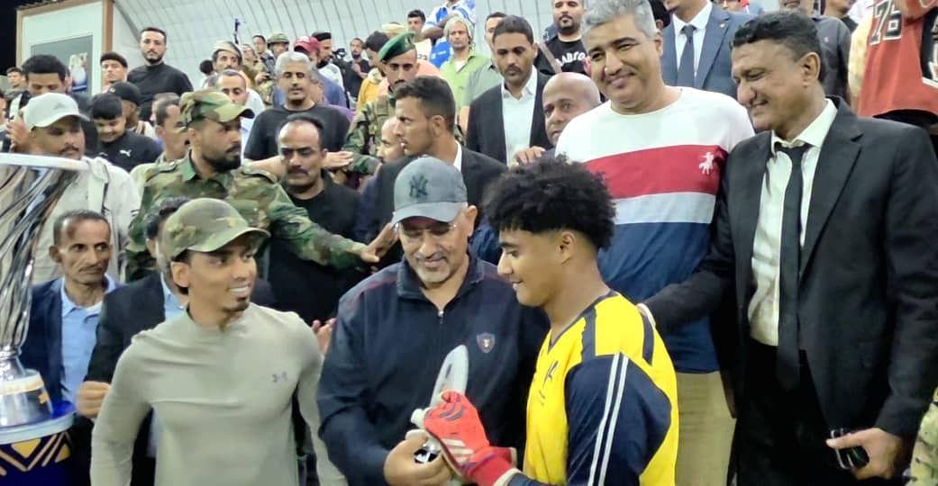 الرئيس الزُبيدي يشهد نهائي كأس العاصمة عدن ويتوج وحدة عدن بطلاً للبطولة الرئيس الزُبيدي يشهد نهائي كأس العاصمة عدن ويتوج وحدة عدن بطلاً للبطولة