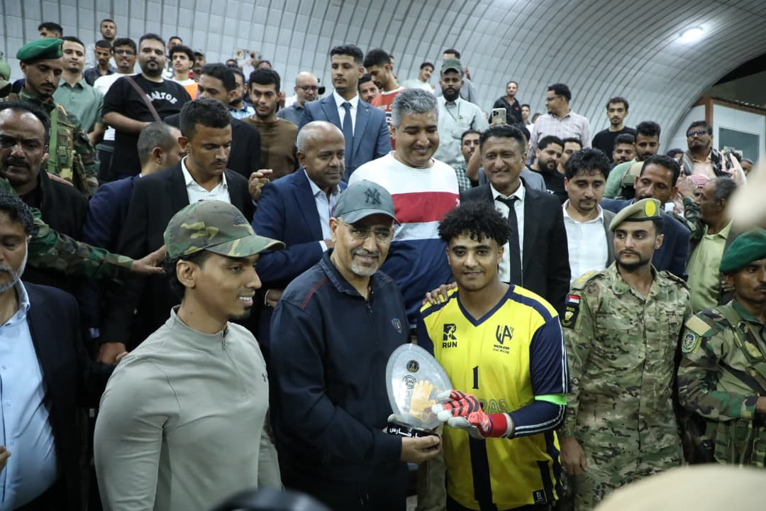 الرئيس الزُبيدي يشهد نهائي كأس العاصمة عدن ويتوج وحدة عدن بطلاً للبطولة الرئيس الزُبيدي يشهد نهائي كأس العاصمة عدن ويتوج وحدة عدن بطلاً للبطولة