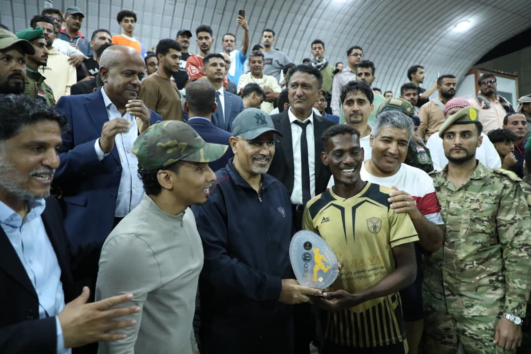 الرئيس الزُبيدي يشهد نهائي كأس العاصمة عدن ويتوج وحدة عدن بطلاً للبطولة الرئيس الزُبيدي يشهد نهائي كأس العاصمة عدن ويتوج وحدة عدن بطلاً للبطولة