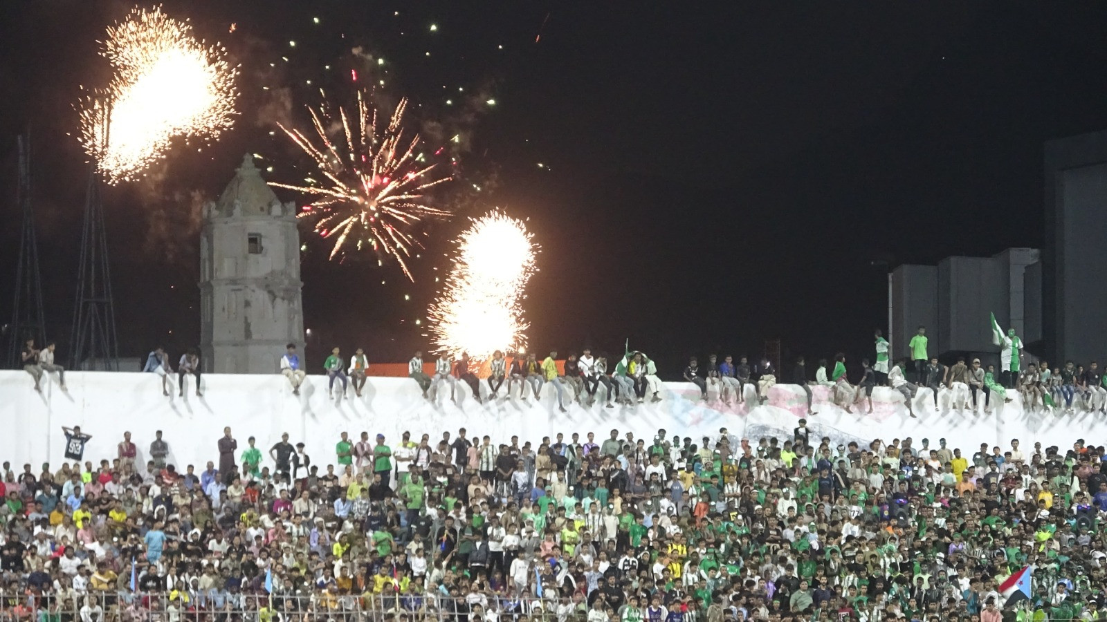 الرئيس الزُبيدي يشهد نهائي كأس العاصمة عدن ويتوج وحدة عدن بطلاً للبطولة الرئيس الزُبيدي يشهد نهائي كأس العاصمة عدن ويتوج وحدة عدن بطلاً للبطولة