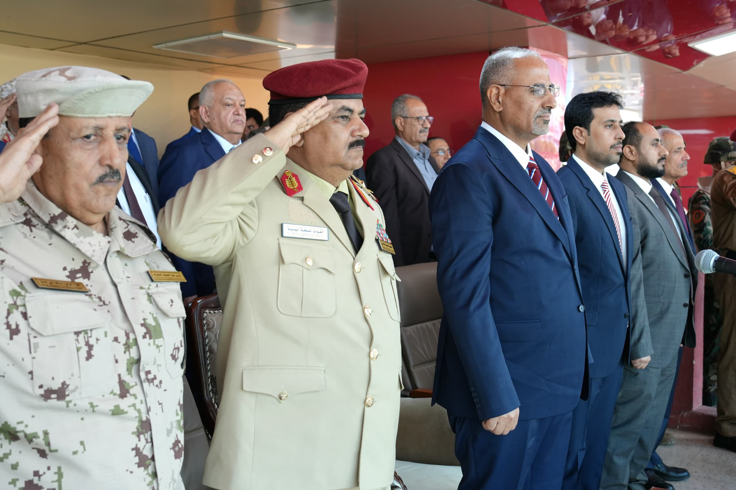 الرئيس الزُبيدي يشهد عرضا عسكريا مهيبا للقوات المسلحة الجنوبية احتفاءً بالعيد الـ58 للاستقلال الوطني 30 نوفمبر الرئيس الزُبيدي يشهد عرضا عسكريا مهيبا للقوات المسلحة الجنوبية احتفاءً بالعيد الـ58 للاستقلال الوطني 30 نوفمبر