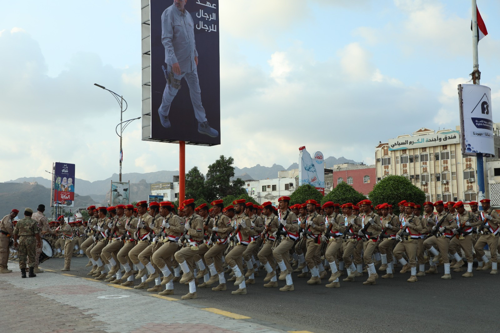الرئيس الزُبيدي يشهد عرضا عسكريا مهيبا للقوات المسلحة الجنوبية احتفاءً بالعيد الـ58 للاستقلال الوطني 30 نوفمبر الرئيس الزُبيدي يشهد عرضا عسكريا مهيبا للقوات المسلحة الجنوبية احتفاءً بالعيد الـ58 للاستقلال الوطني 30 نوفمبر