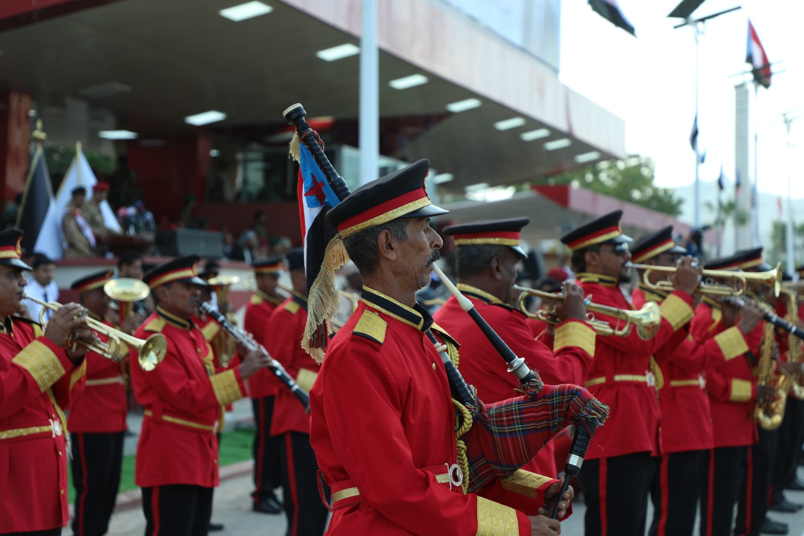الرئيس الزُبيدي يشهد عرضا عسكريا مهيبا للقوات المسلحة الجنوبية احتفاءً بالعيد الـ58 للاستقلال الوطني 30 نوفمبر الرئيس الزُبيدي يشهد عرضا عسكريا مهيبا للقوات المسلحة الجنوبية احتفاءً بالعيد الـ58 للاستقلال الوطني 30 نوفمبر