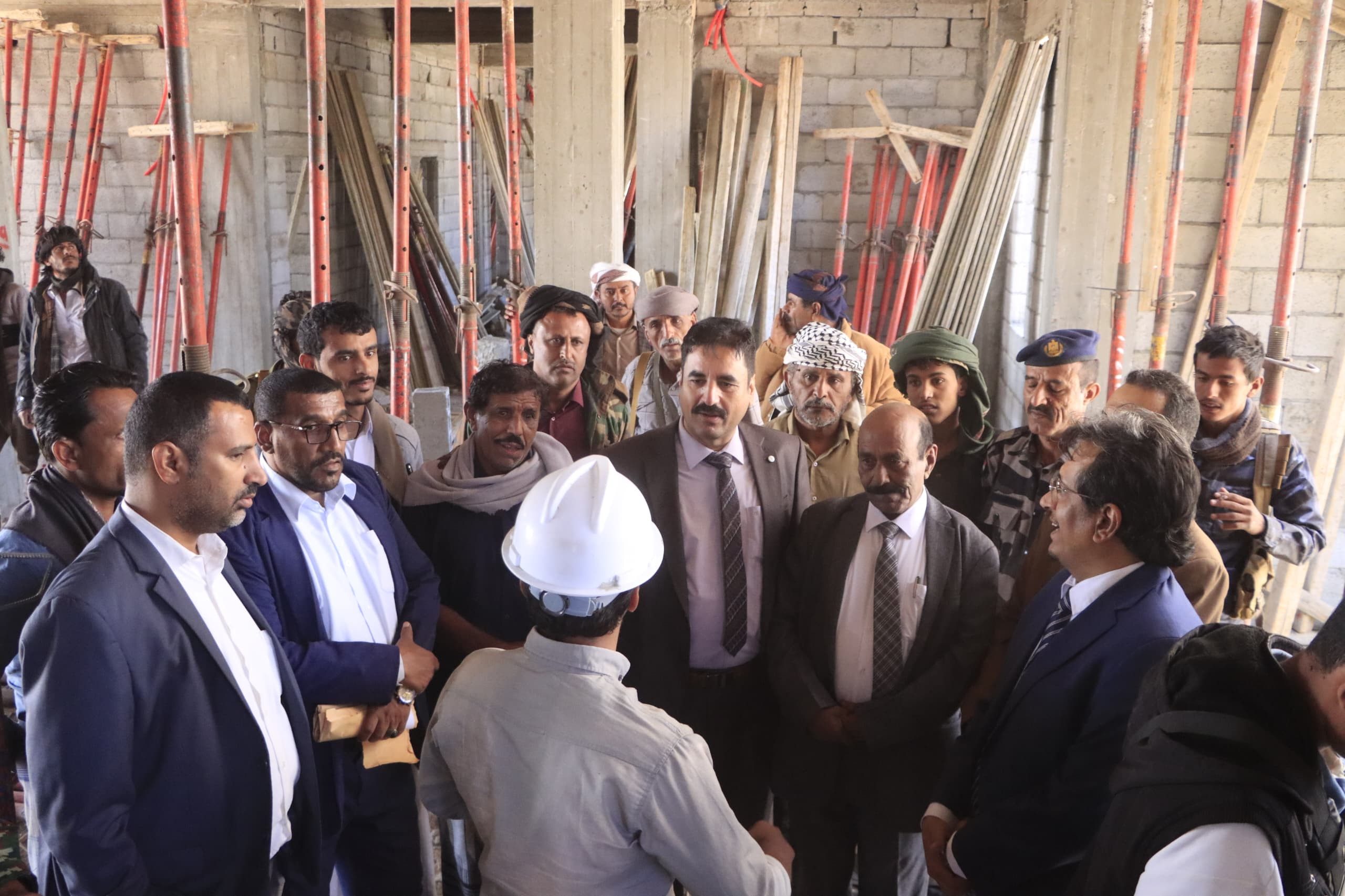 الجبواني وبن لسود يتفقدان سير الأعمال الإنشائية في كلية الطب بجامعة شبوة الجبواني وبن لسود يتفقدان سير الأعمال الإنشائية في كلية الطب بجامعة شبوة