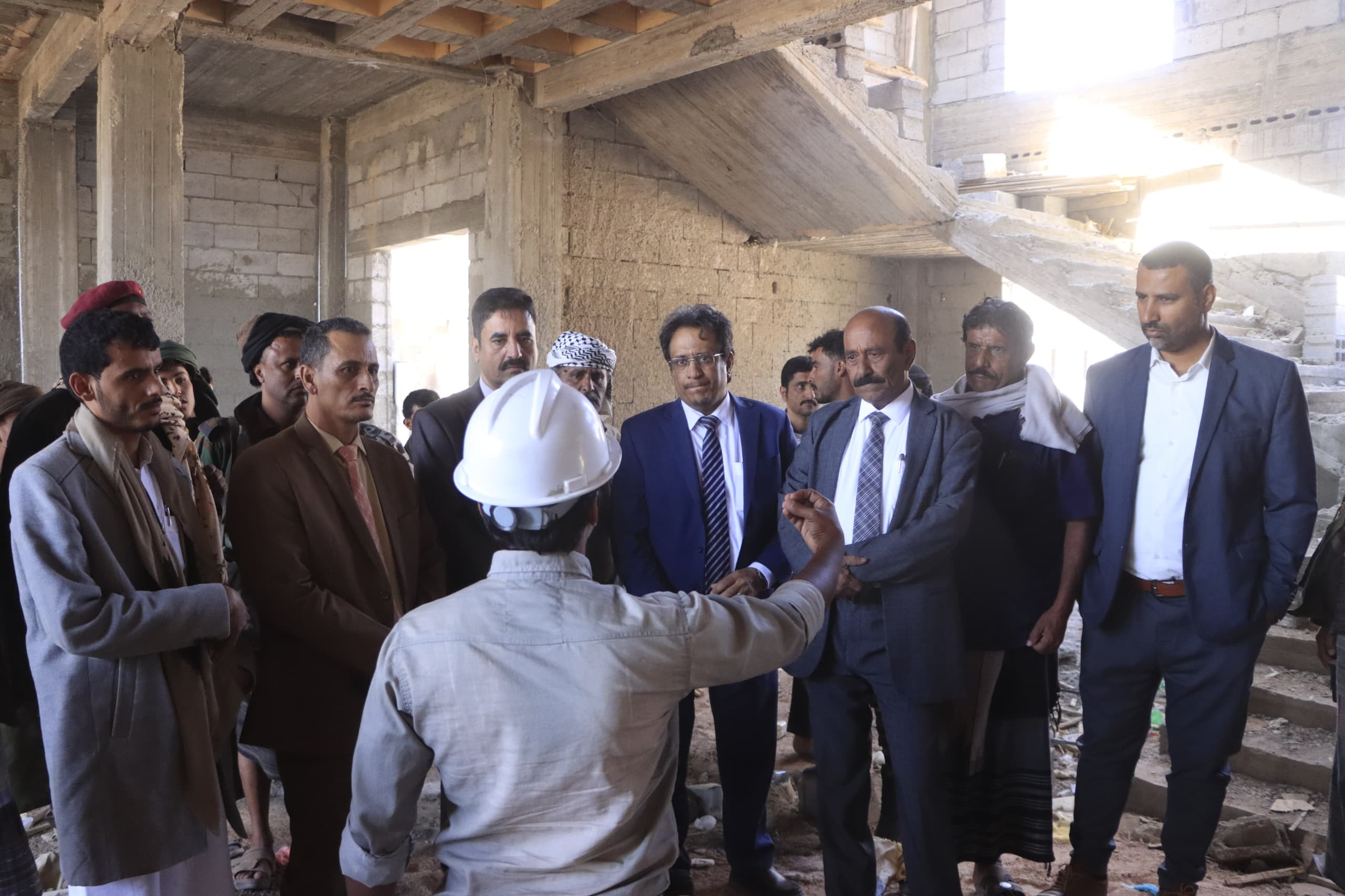 الجبواني وبن لسود يتفقدان سير الأعمال الإنشائية في كلية الطب بجامعة شبوة الجبواني وبن لسود يتفقدان سير الأعمال الإنشائية في كلية الطب بجامعة شبوة