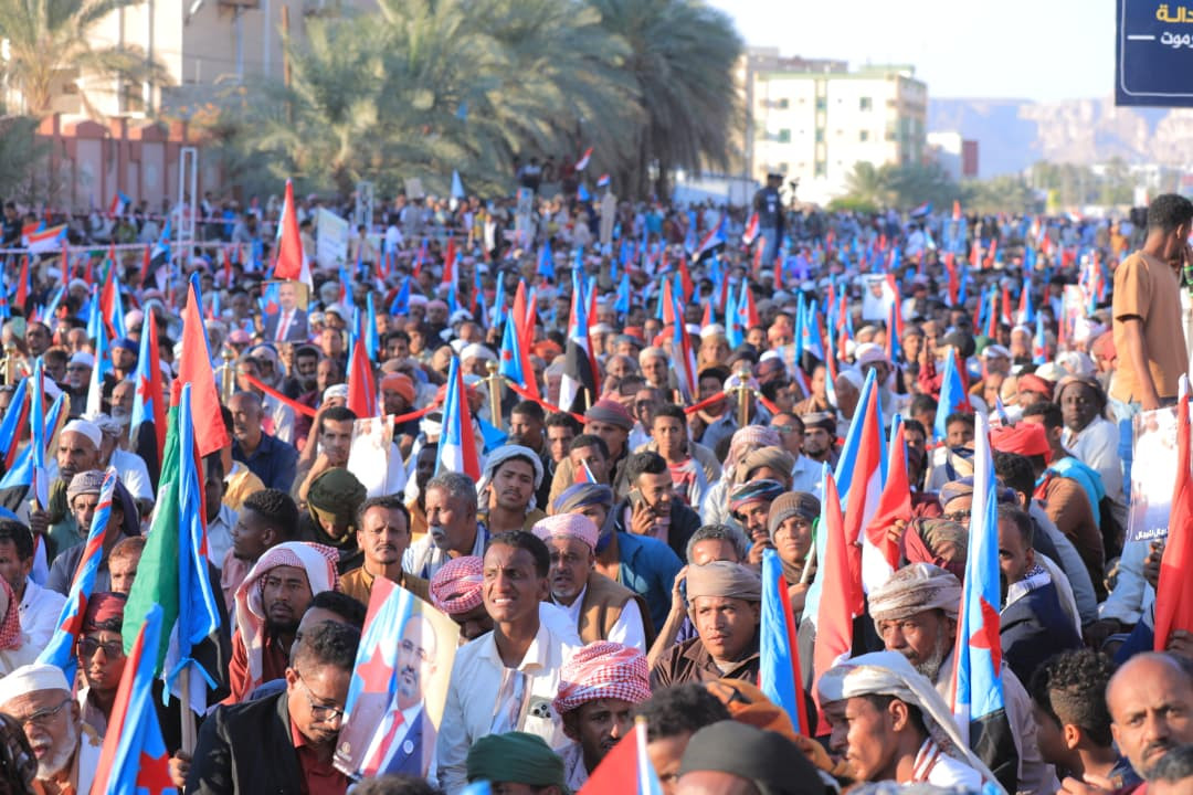في مليونية 30 نوفمبر.. الحشود الجماهيرية في سيئون توكد تمسكها بخيار تحرير وادي حضرموت على طريق استعادة دولة الجنوب العربي(بيان) في مليونية 30 نوفمبر.. الحشود الجماهيرية في سيئون توكد تمسكها بخيار تحرير وادي حضرموت على طريق استعادة دولة الجنوب العربي(بيان)