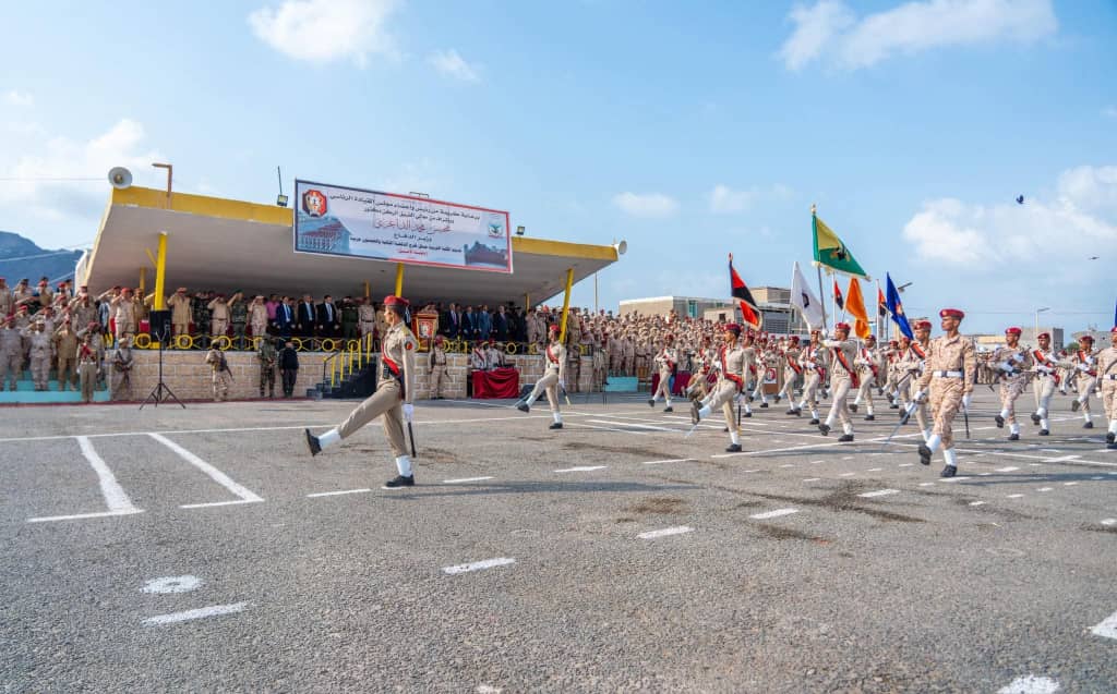 وزير الدفاع يشهد حفل تخرج الدفعة ٥٢ كلية حربية في العاصمة عدن - وزير الدفاع يشهد حفل تخرج الدفعة ٥٢ كلية حربية في العاصمة عدن -