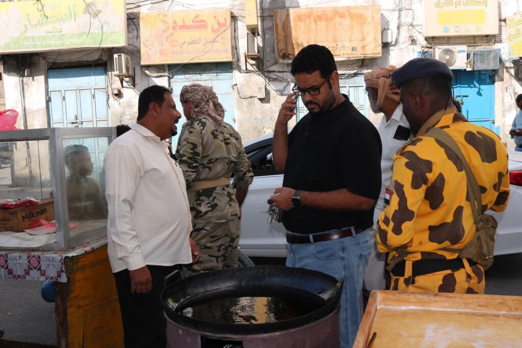 الإصحاح البيئي يضبط 7 مطاعم مخالفة في حملة مفاجئة بالشرج والمكلا الإصحاح البيئي يضبط 7 مطاعم مخالفة في حملة مفاجئة بالشرج والمكلا