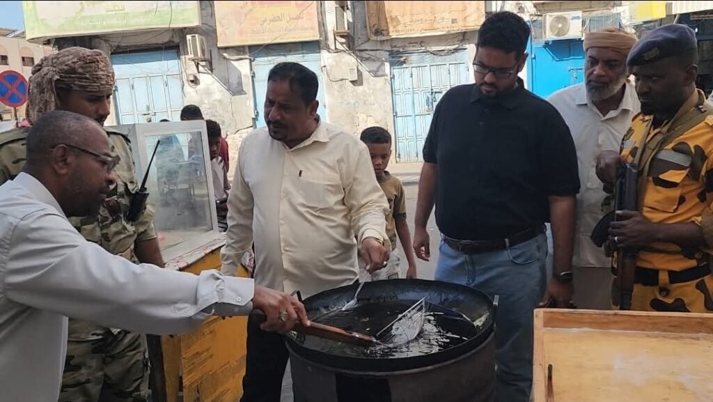 الإصحاح البيئي يضبط 7 مطاعم مخالفة في حملة مفاجئة بالشرج والمكلا الإصحاح البيئي يضبط 7 مطاعم مخالفة في حملة مفاجئة بالشرج والمكلا