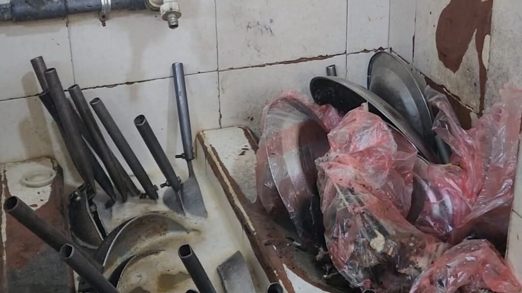 الإصحاح البيئي يضبط 7 مطاعم مخالفة في حملة مفاجئة بالشرج والمكلا الإصحاح البيئي يضبط 7 مطاعم مخالفة في حملة مفاجئة بالشرج والمكلا