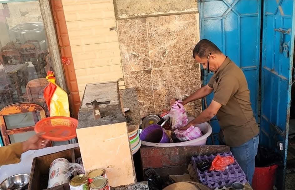 الإصحاح البيئي يضبط 7 مطاعم مخالفة في حملة مفاجئة بالشرج والمكلا الإصحاح البيئي يضبط 7 مطاعم مخالفة في حملة مفاجئة بالشرج والمكلا